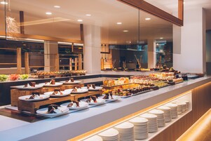 4 restaurants; breakfast, lunch, and dinner served