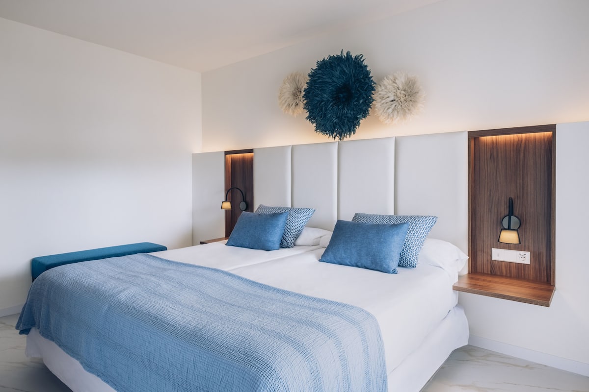 superior double room single use, terrace | 1 bedroom, minibar, in-room safe, desk