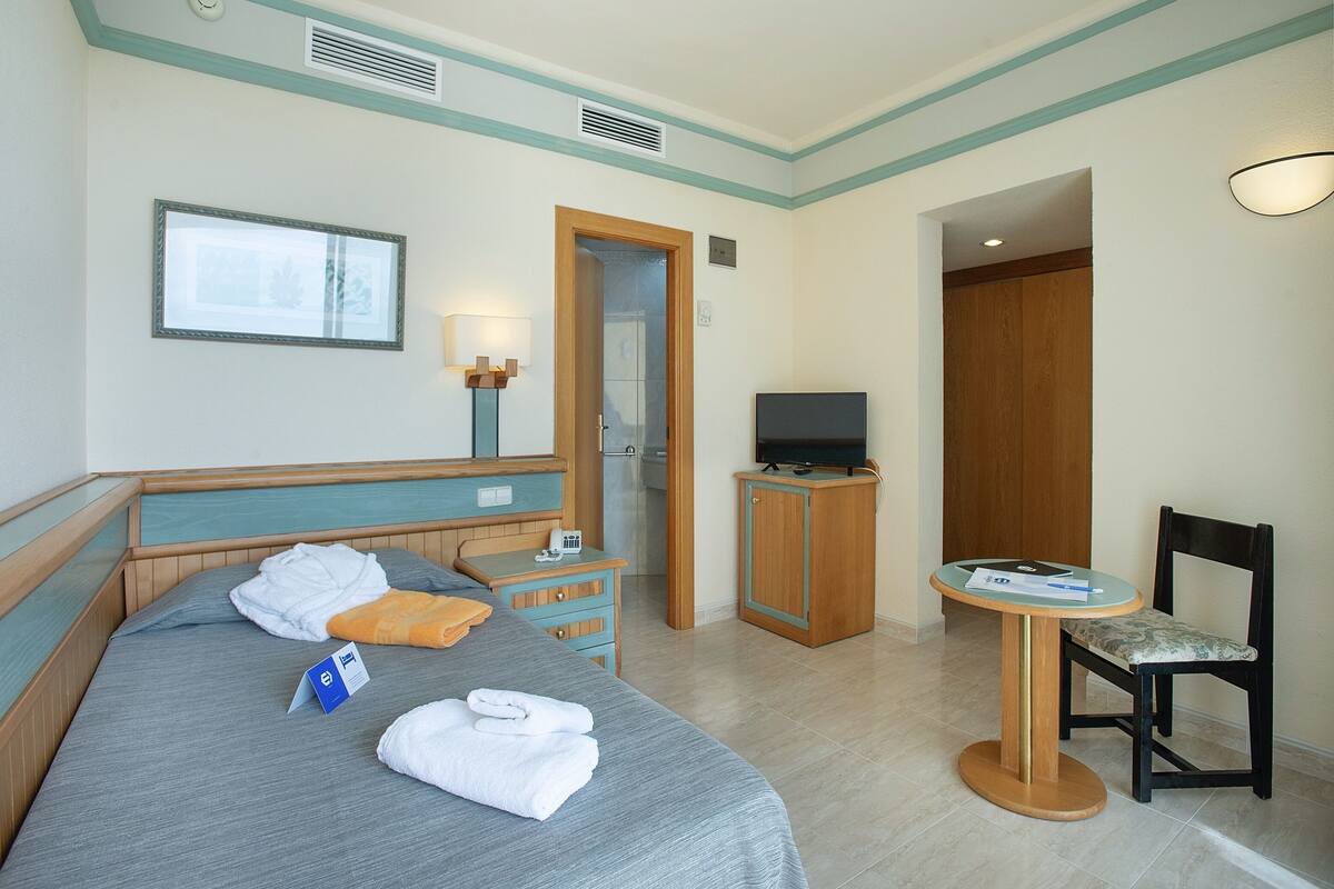 single room, balcony | 1 bedroom, down duvets, in-room safe, desk