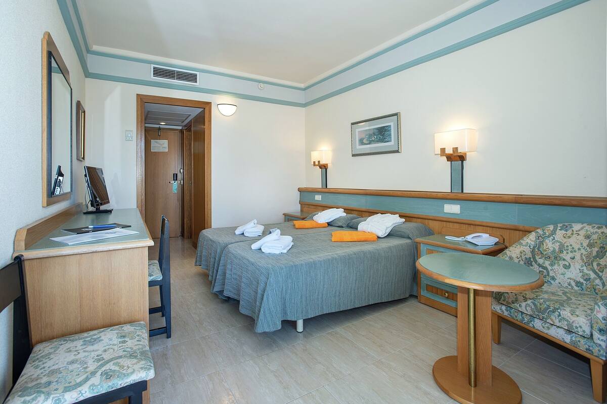 1 bedroom, down duvets, in-room safe, desk