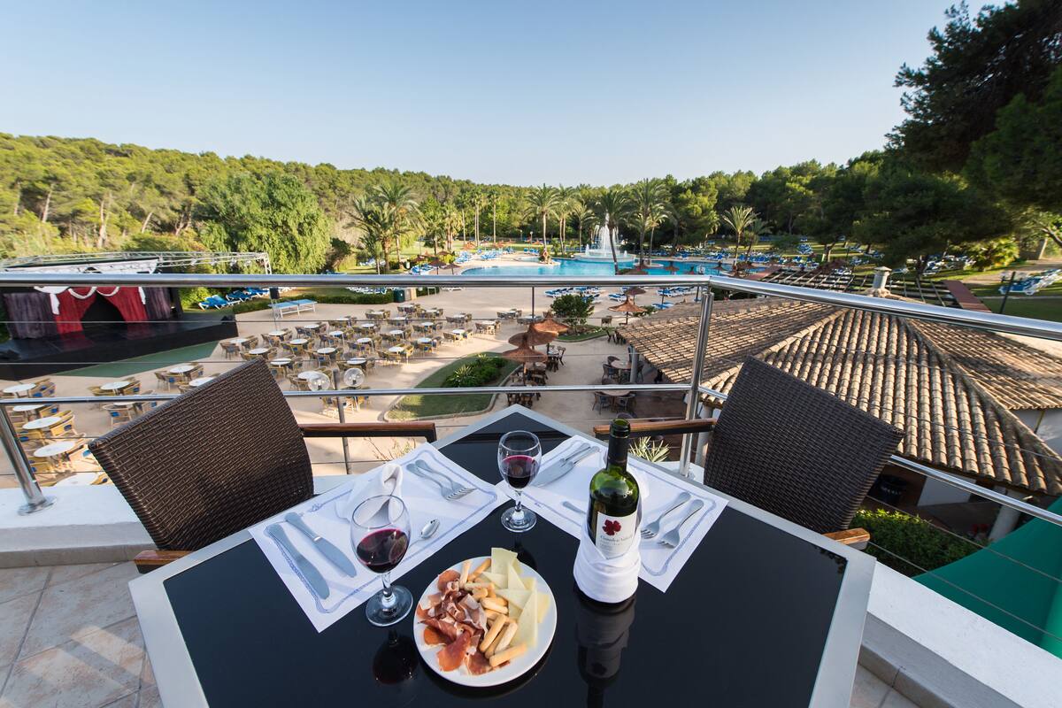 breakfast, lunch served; international cuisine, al fresco dining