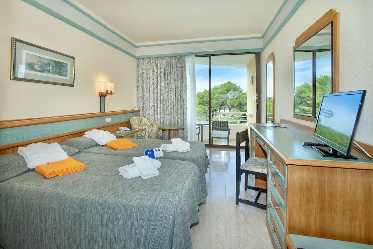 Down duvets, in-room safe, desk, blackout curtains