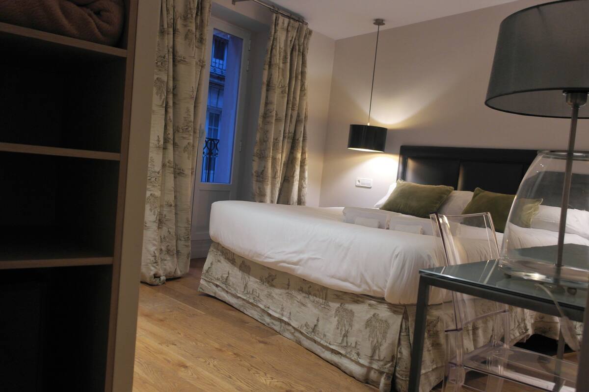 In-room safe, desk, soundproofing, iron/ironing board (on request)