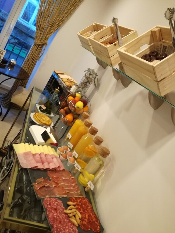 Petit déjeuner buffet (9 EUR par personne)