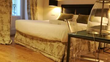 Habitación doble | Caja fuerte, decoración individual, escritorio