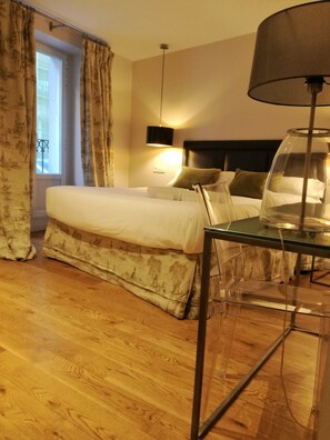 Quarto casal | Cofres nos quartos, individualmente decorados, escrivaninha