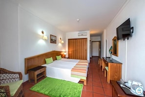 In-room safe, desk, blackout drapes, iron/ironing board - Hotel Colina do Mar (Albufeira)