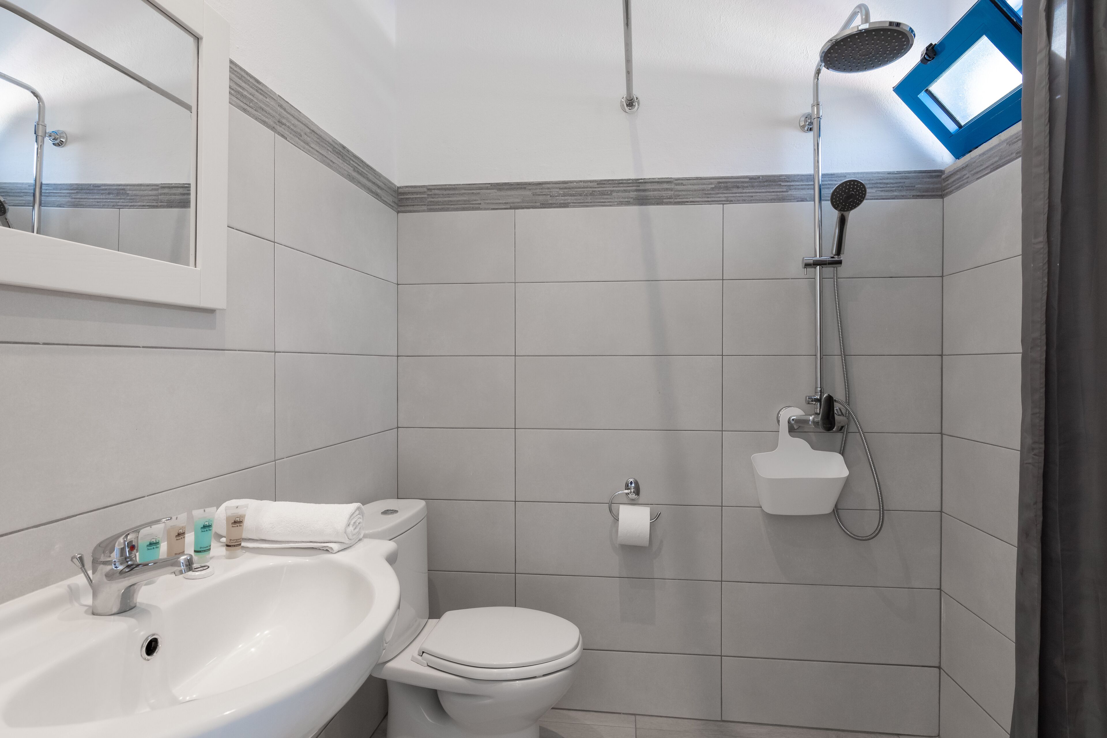 separate bathtub and shower, jetted bath, rainfall showerhead