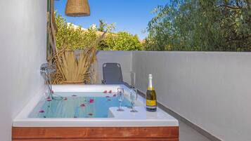 Superior tvÄbÀddsrum | Skrivbord, strykjÀrn/strykbrÀda, gratis wi-fi och sÀngklÀder