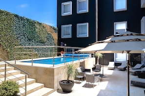 Una piscina al aire libre
