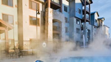 Un espace piscine offrant une vue dégagée sur les bâtiments environnants, notamment sur les balcons et les fenêtres.