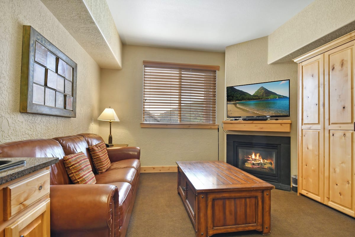 Estúdio (Silverado Lodge, Murphy) | Área de estar | TV 42 polegadas com canais digitais, pebolim