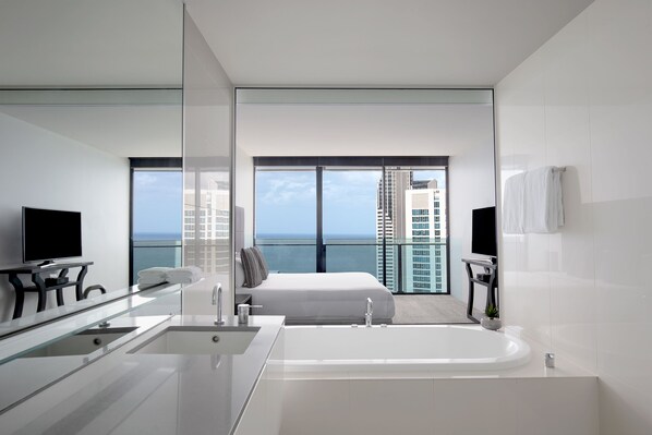 Separate bathtub and shower, jetted bath, free toiletries, hair dryer - Mantra Circle on Cavill (Surfers Paradise)