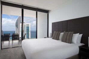 In-room safe, individually decorated, individually furnished, desk - Mantra Circle on Cavill (Surfers Paradise)