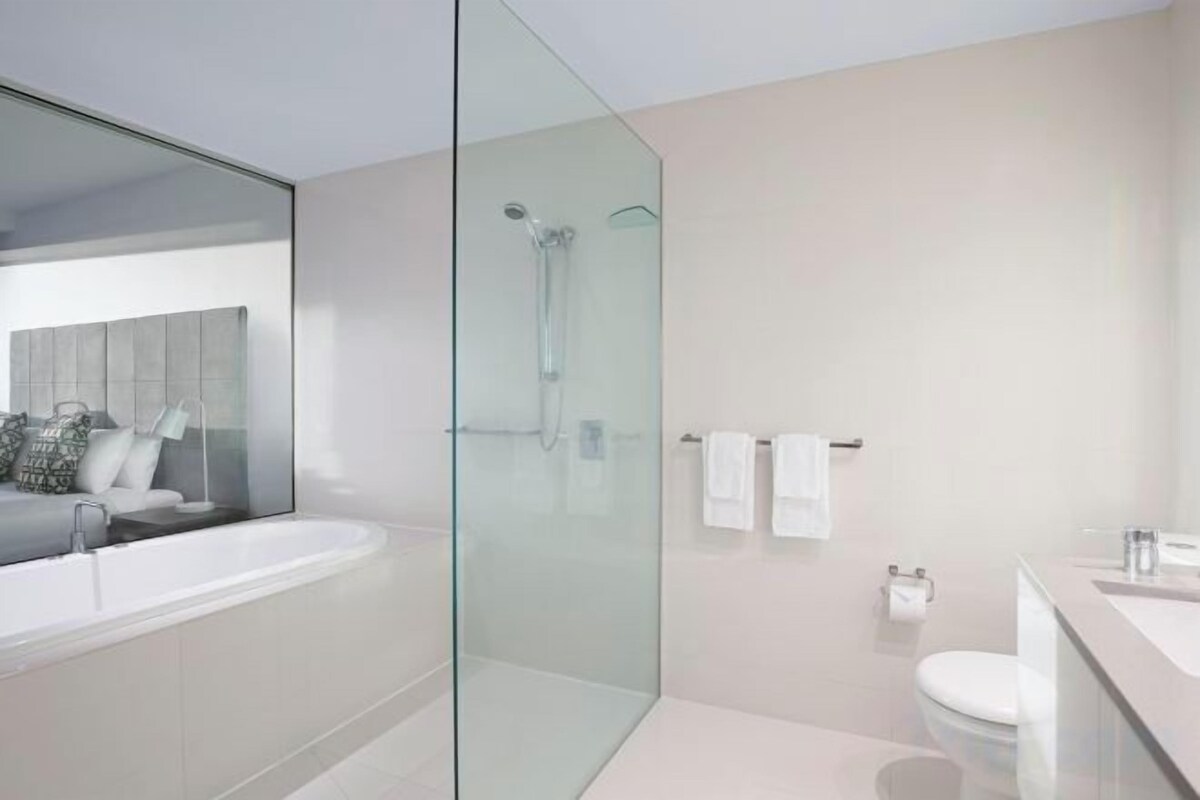 Kamar mandi | Bathtub dan shower terpisah dan bathtub dengan aliran air