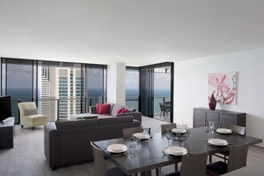 Flat-screen TV, DVD player - Mantra Circle on Cavill (Surfers Paradise)
