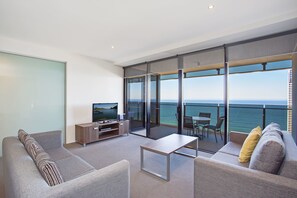 Flat-screen TV, DVD player - Mantra Circle on Cavill (Surfers Paradise)