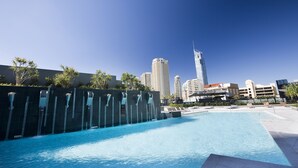 Una piscina con un horizonte urbano de fondo.