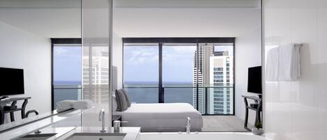 خزنة داخل الغرفة وبديكورات فريدة لكل غرفة وطراز فريد لكل وحدة ومكتب