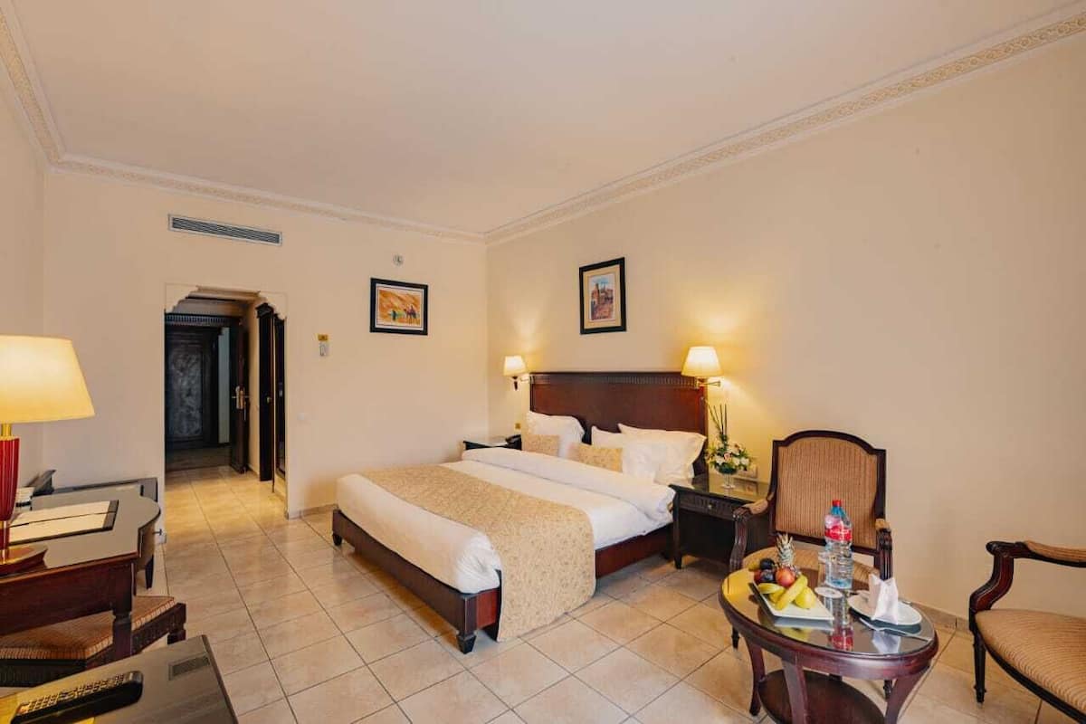 1 bedroom, premium bedding, minibar, in-room safe