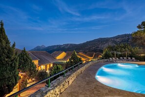 Una piscina al aire libre (de 10:00 a 20:00), sombrillas, tumbonas