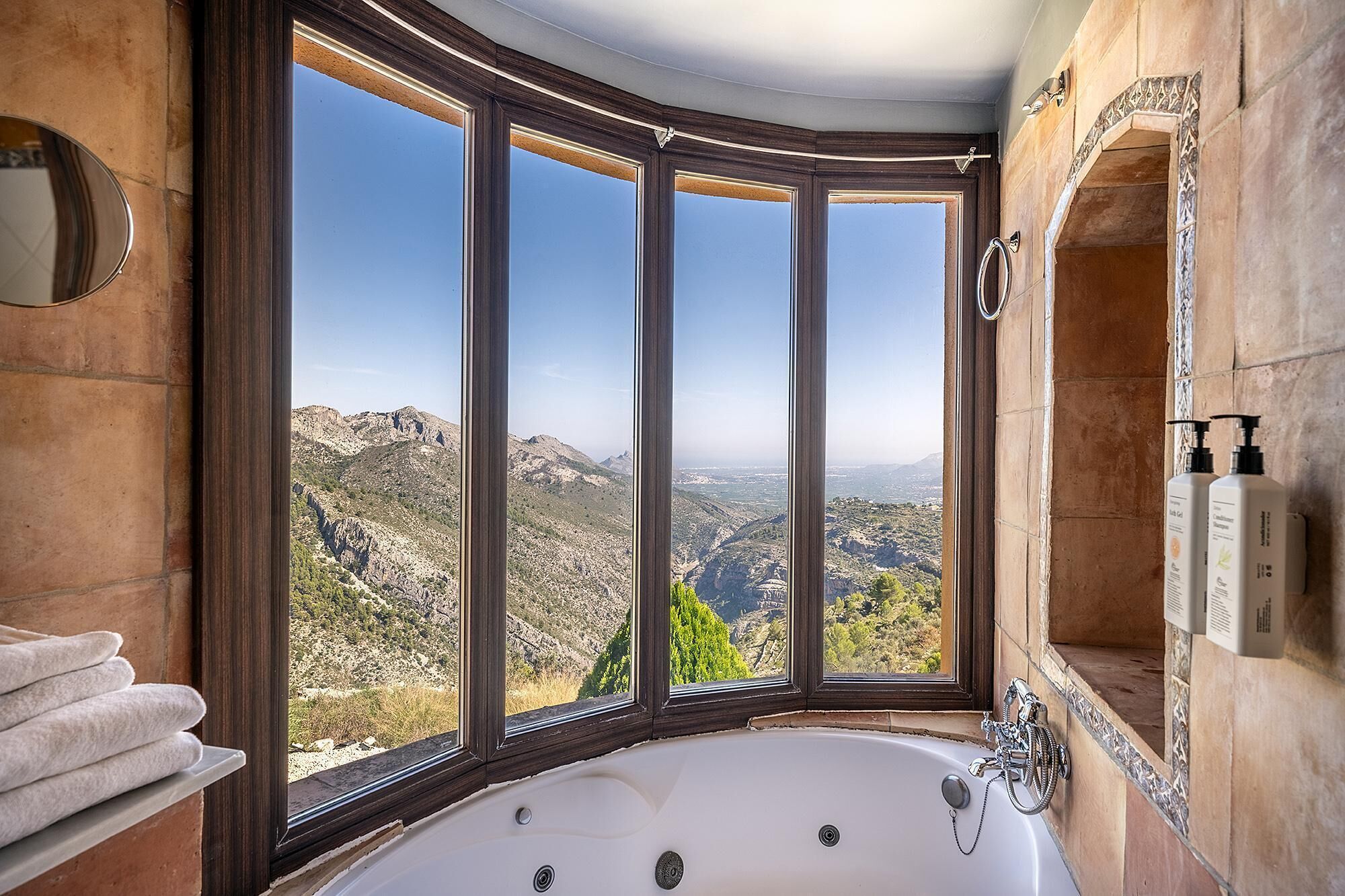 combined shower/bathtub, free toiletries, hair dryer, bidet