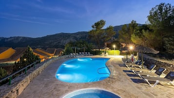 Piscine extérieure, parasols de plage, chaises longues