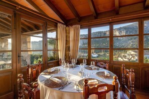Petit déjeuner, déjeuner et dîner servis sur place