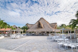 3 bares, bar junto a la piscina, bar en la playa