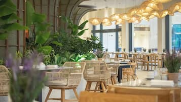 6 restaurants, breakfast, lunch, dinner served; international cuisine