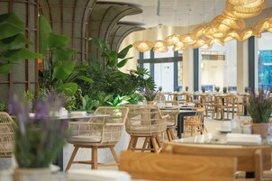 4 restaurantes; se sirve desayuno, almuerzo y cena; cocina internacional