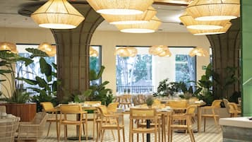 4 restaurantes; se sirven desayunos, comidas y cenas