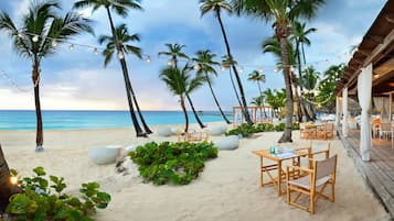 4 restaurants; breakfast, lunch, and dinner served