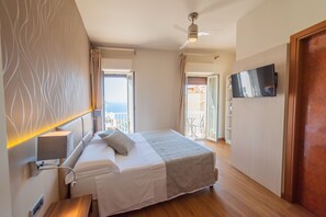 Deluxe Double or Twin Room, Balcony, Sea View | Minibar, in-room safe, desk, laptop workspace - Splendid Hotel Taormina (Taormina)