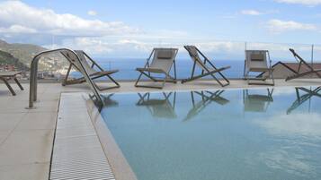 Piscine extérieure, chaises longues