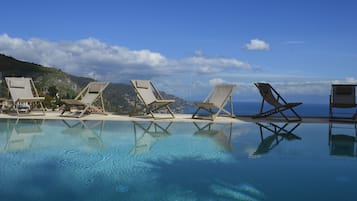 Udendørs pool, åben fra kl. 10.00 til kl. 18.00, liggestole