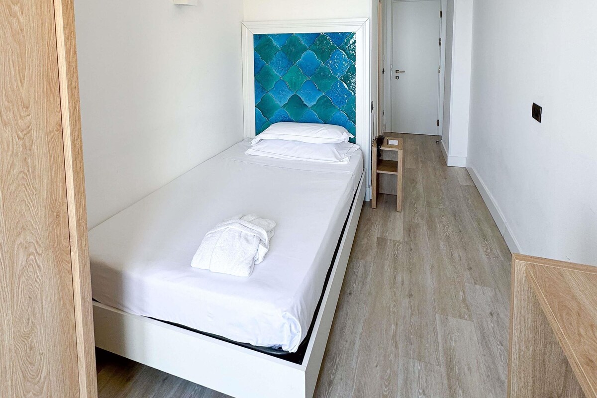 Minibar, caja de seguridad en la habitación y escritorio 