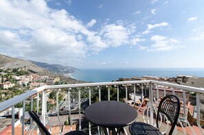 Deluxe Double Room, Terrace, Sea View | Minibar, in-room safe, desk, laptop workspace - Splendid Hotel Taormina (Taormina)