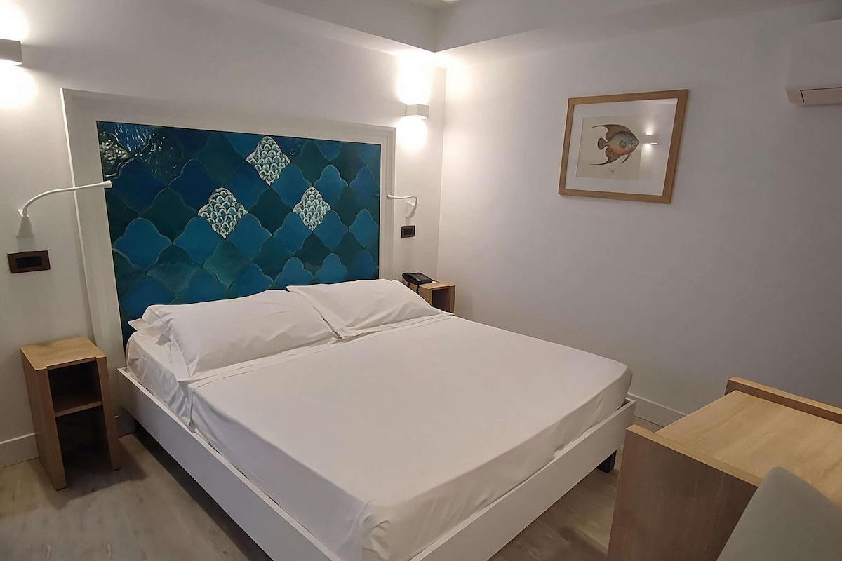 Minibar, caja de seguridad en la habitación y escritorio 