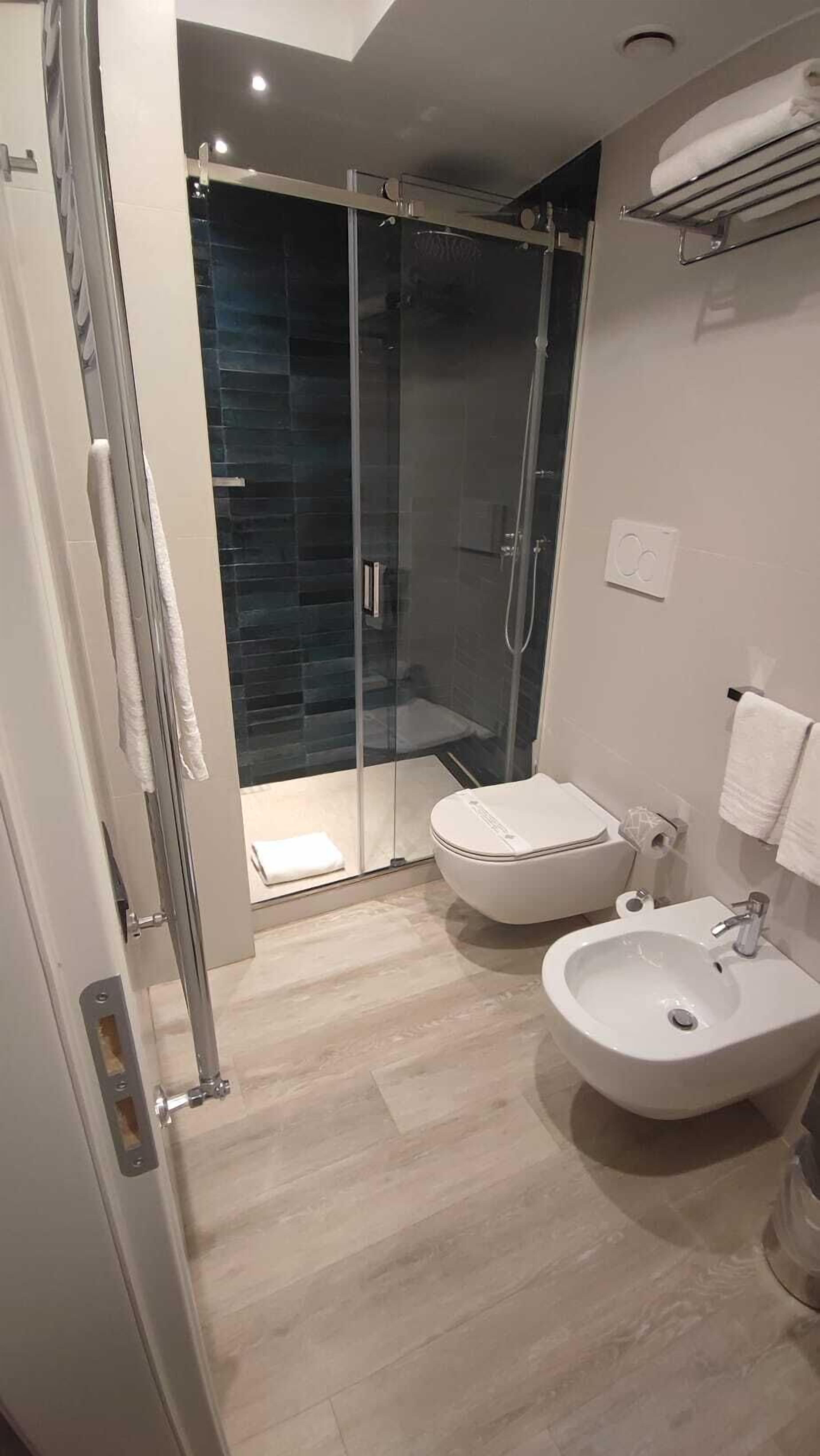 Ein modernes Badezimmer mit Duschkabine, Toilette und Waschbecken.