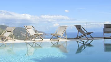 Piscina all'aperto, con ingresso dalle 10:00 alle 18:00, lettini