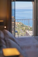 Habitación Deluxe con 1 cama doble o 2 individuales, balcón, vistas al mar | Minibar, caja fuerte, escritorio y espacio para trabajar con un portátil