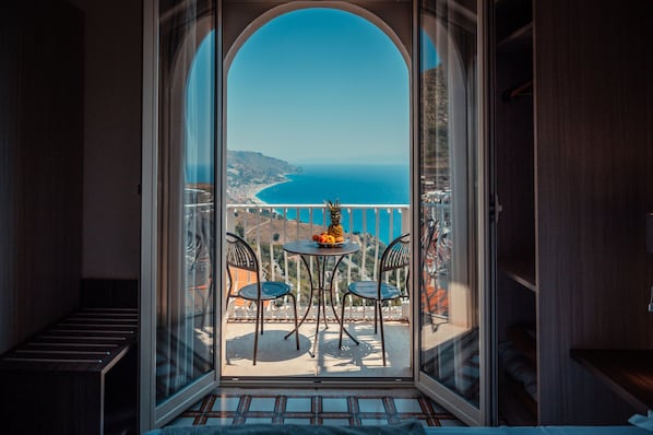 Deluxe dubbelrum - terrass - havsutsikt | Minibar, värdeförvaringsskåp på rummet och skrivbord