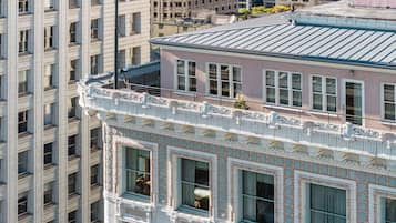 Un edificio de varios pisos con detalles arquitectónicos ornamentales, ventanas grandes y un techo plano.