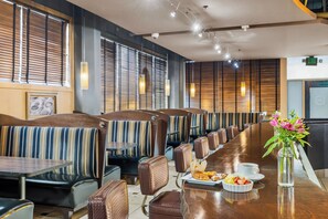 含每日吃到飽早餐