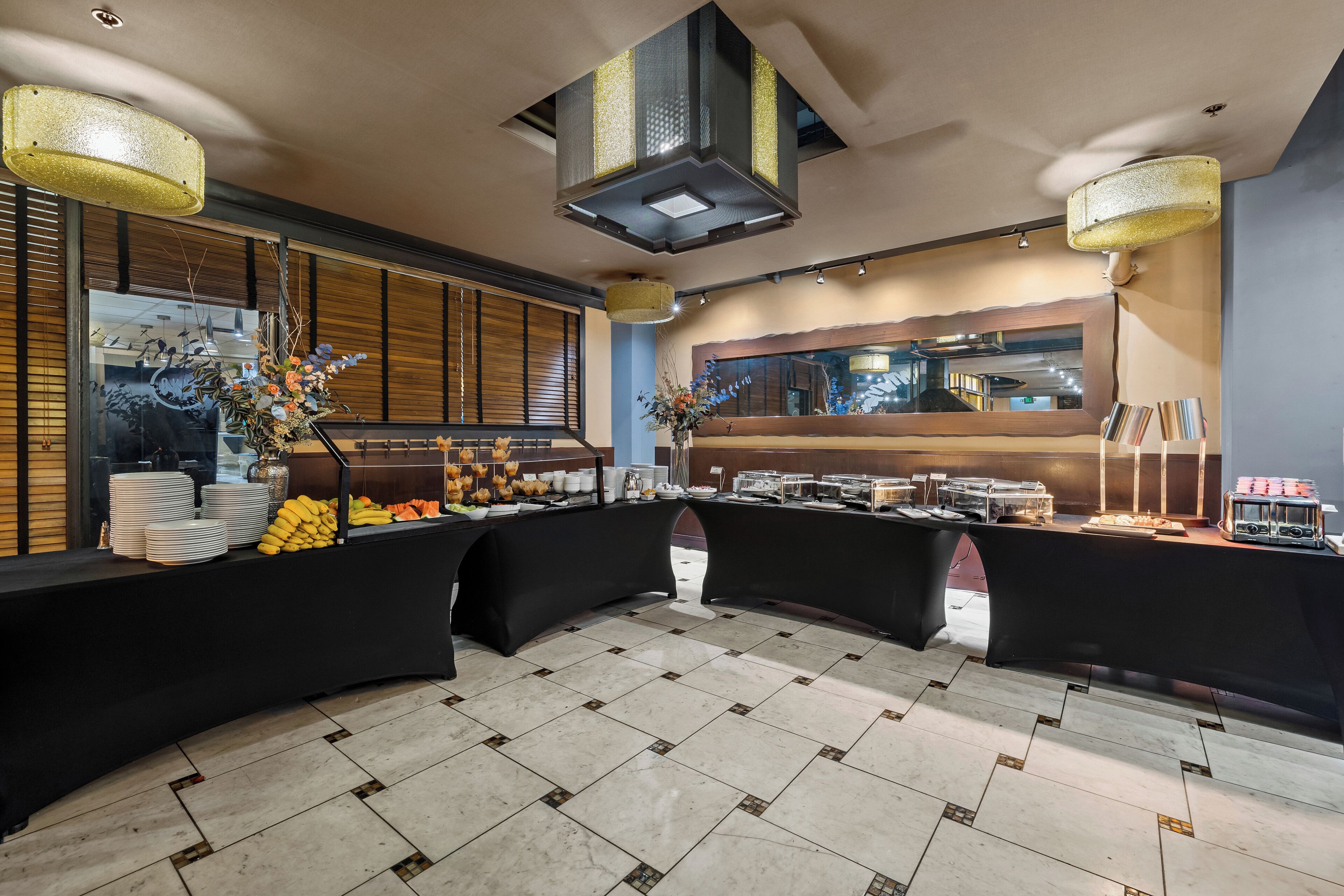 Ein reichhaltiges Buffet mit verschiedenen Speisen und einem modernen Innenraum.