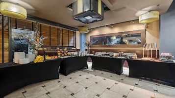 Ein reichhaltiges Buffet mit verschiedenen Speisen und einem modernen Innenraum.