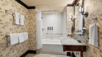 Un bany amb banyera, un lavabo i una dutxa.