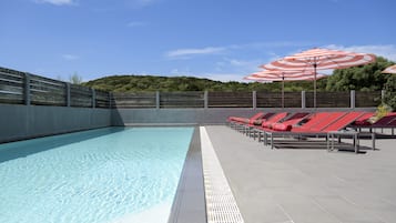 Utomhuspool och solstolar