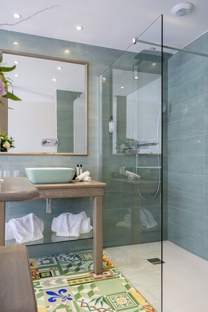 Suite, Sea View | Bathroom | Shower, rainfall showerhead, designer toiletries, hair dryer - Hôtel Le Golfe (Serra-di-Ferro)